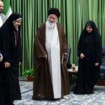 عکس؛ علم الهدی در حلقه بانوان خبرنگاران