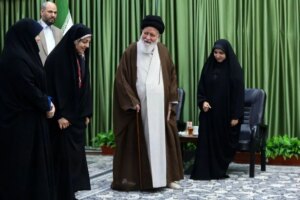 عکس؛ علم الهدی در حلقه بانوان خبرنگاران عکس؛ علم الهدی در حلقه بانوان خبرنگاران