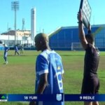 عکس؛ فوتبالیست زندانی با پابند الکترونیکی وارد زمین شد