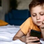 داشتن گوشی پیش از ۱۲ سالگی، بلای جان نوجوانان است داشتن گوشی پیش از ۱۲ سالگی، بلای جان نوجوانان است