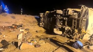 (عکس) واژگونی اتوبوس اصفهان- تهران با ۱۰ کشته (عکس) واژگونی اتوبوس اصفهان- تهران با ۱۰ کشته