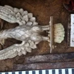 کشف پرچم گردان دوازدهم لهستان ۸۰ سال پس از جنگ جهانی دوم