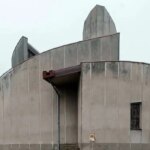 کلیسایی با معماری خشن در دل روستایی ۲۰۰ نفره کلیسایی با معماری خشن در دل روستایی ۲۰۰ نفره