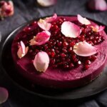 کیک انار ویژه با سس انار مخصوص؛ پیشنهاد عالی برای شب چله کیک انار ویژه با سس انار مخصوص؛ پیشنهاد عالی برای شب چله