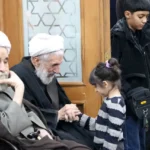 عکس؛ بوسیدن دست کاظم صدیقی عکس؛ بوسیدن دست کاظم صدیقی