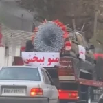 عذرخواهی یک مرد از نامزدش با دسته گل دلار و خودرو لاکچری در خیابان‌های تهران + ویدیو