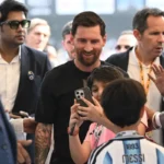 استقبال هندیها از لیونل مسی؛ از مجسمه ۲۱ متری تا آشوب هواداران در ورزشگاه + ویدیو استقبال هندیها از لیونل مسی؛ از مجسمه ۲۱ متری تا آشوب هواداران در ورزشگاه + ویدیو