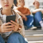 فرزند نوجوانم وارد یک رابطه عاطفی سمی شده؛ چه کنم؟