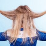 علت وز شدن مو چیست؟ دلایل وز مو + روش‌های جلوگیری