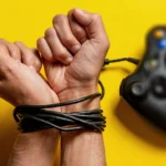 با فرزند نوجوان‌مان که به بازی‌های ویدیویی اعتیاد دارد چه کنیم؟