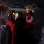 فیلم لحظه نجات معجزه‌آسای مادر و نوزاد 12 روزه از دل کولاک و برف