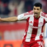 تصویر؛ دورهمی طارمی و هم‌تیمی‌ها با جام قهرمانی