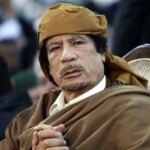 «معمر قذافی» در مراسم فارغ‌التحصیلی آکادمی نظامی زنان در طرابلس؛ سال 1360