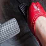 لحظه برخورد زن راننده با یک مرد هنگام پارک کردن به خاطر فشار دادن پدال اشتباه + ویدیو