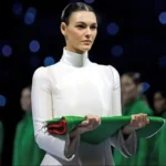 حضور دوست‌دختر لئوناردو دی‌کاپریو با پرچم ایتالیا در مراسم افتتاحیه المپیک ۲۰۲۶