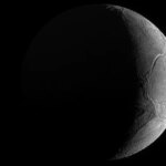 عکس روز ناسا از قمر اسرارآمیز زحل