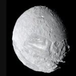 عکس روز ناسا؛ نمایی شگفت‌انگیز از قمر مرموز سیاره زحل