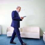 لاریجانی عازم مسقط شد/ برنامه های دبیر شورای عالی امنیت ملی در عمان